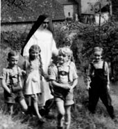 Kindergarten Neustadt 1960: Von links nach rechts Paul Brand, Annemarie Kuthan, Sr. Albertina, verdeckt Harald Väth und Karl Weyer, vorne Klaus Weyer, Rainer Wischalla. 