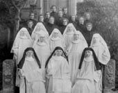 Vorne: Sr. Columba, Sr. Lucia und Sr. Raymund
